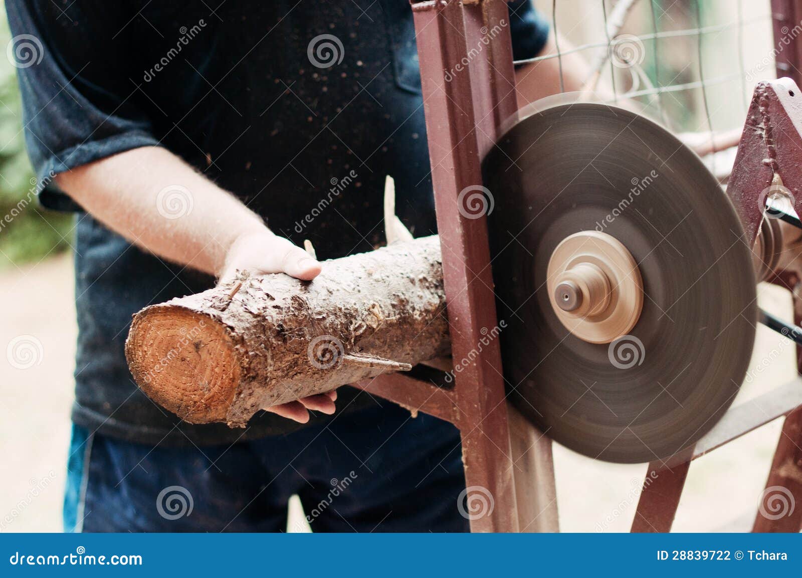 Industrie van het timmerhout. Het scherpe hout van de mens met cirkelzaag.