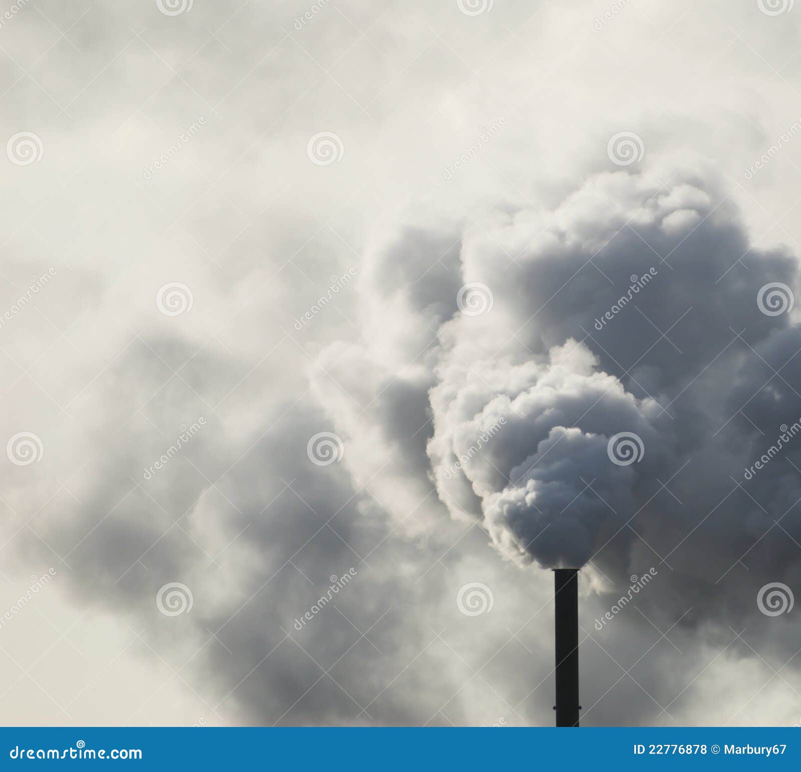 Industrieller Rauch-Stapel. Einfarbige Federn von den industriellen Rauch-Stapeln.