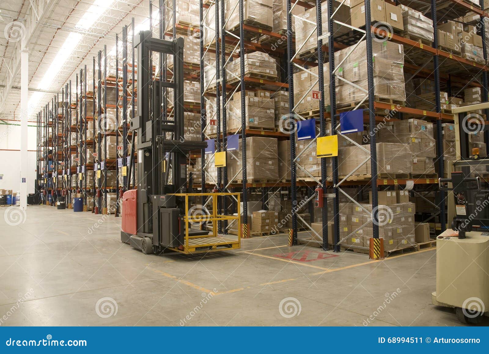 Industrielles Lager stockbild. Bild von kommerziell, logistisch - 68994511