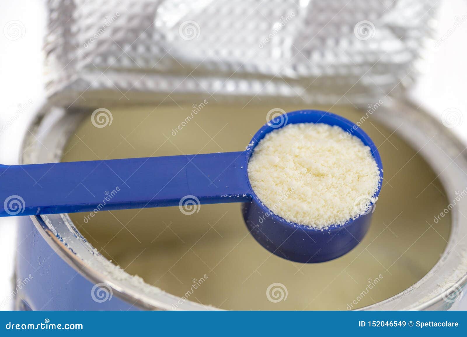 infant formula in spoon and can
