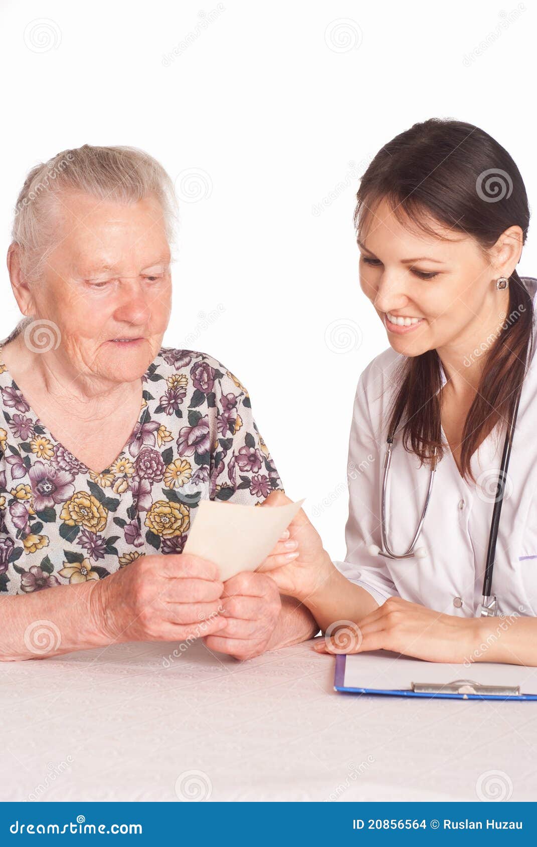 Infermiera con il paziente invecchiato. Infermiera sveglia con un paziente anziano