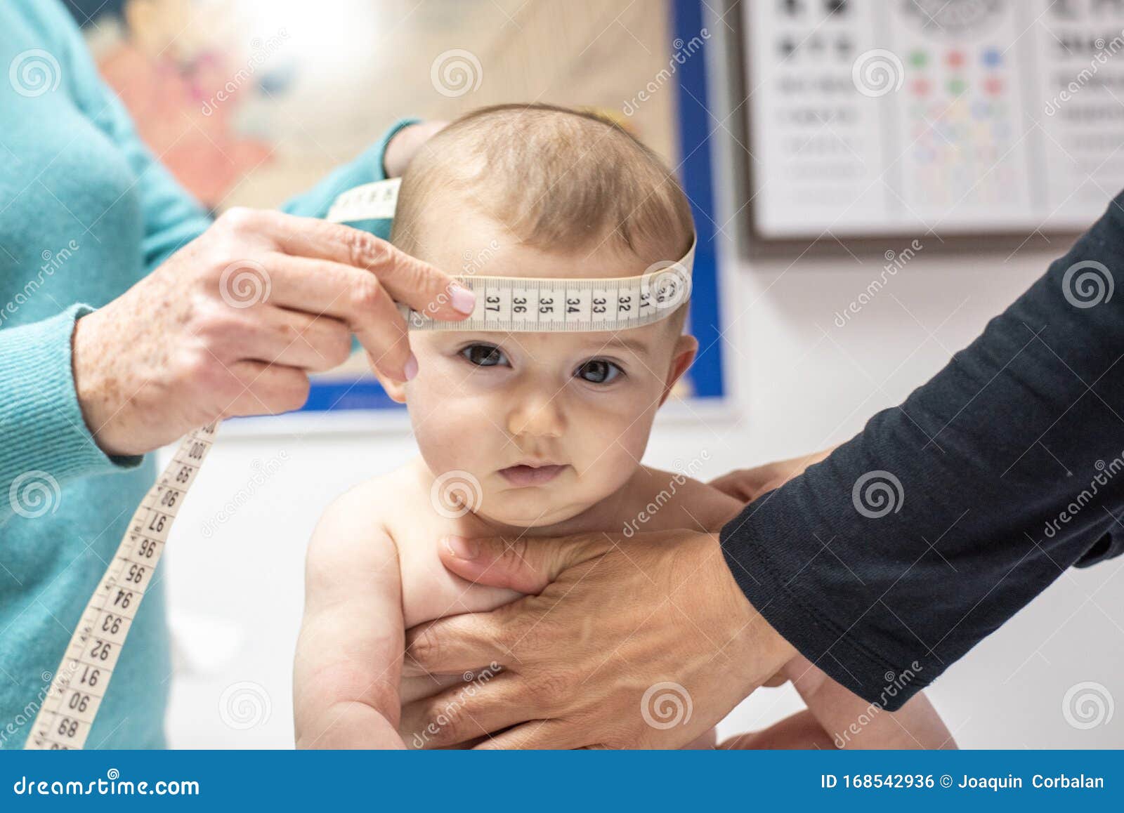 Infirmiere Mesurant Le Perimetre Cranien D Un Bebe Dans Une Clinique Avec Un Metre Ruban Photo Stock Image Du Nourrisson Mesure