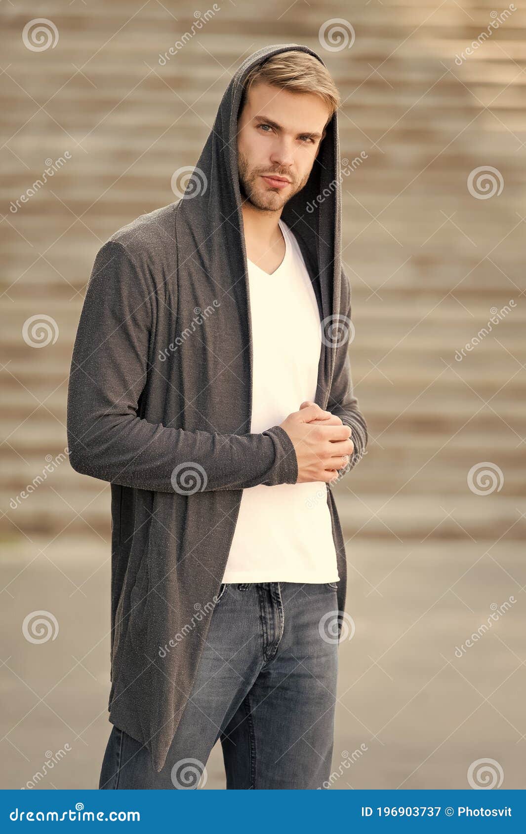 Los jóvenes caucásicos anorak con capucha hombre con ropa de