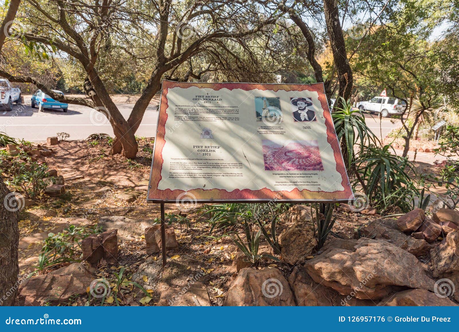 Informationsbräde, för Piet Retief Monument på Voortrekker M. PRETORIA SYDAFRIKA, JULI 31, 2018: Ett informationsbräde för Piet Retief Monument, i skogen på den Voortrekker monumentet på monumentkullen i Pretoria