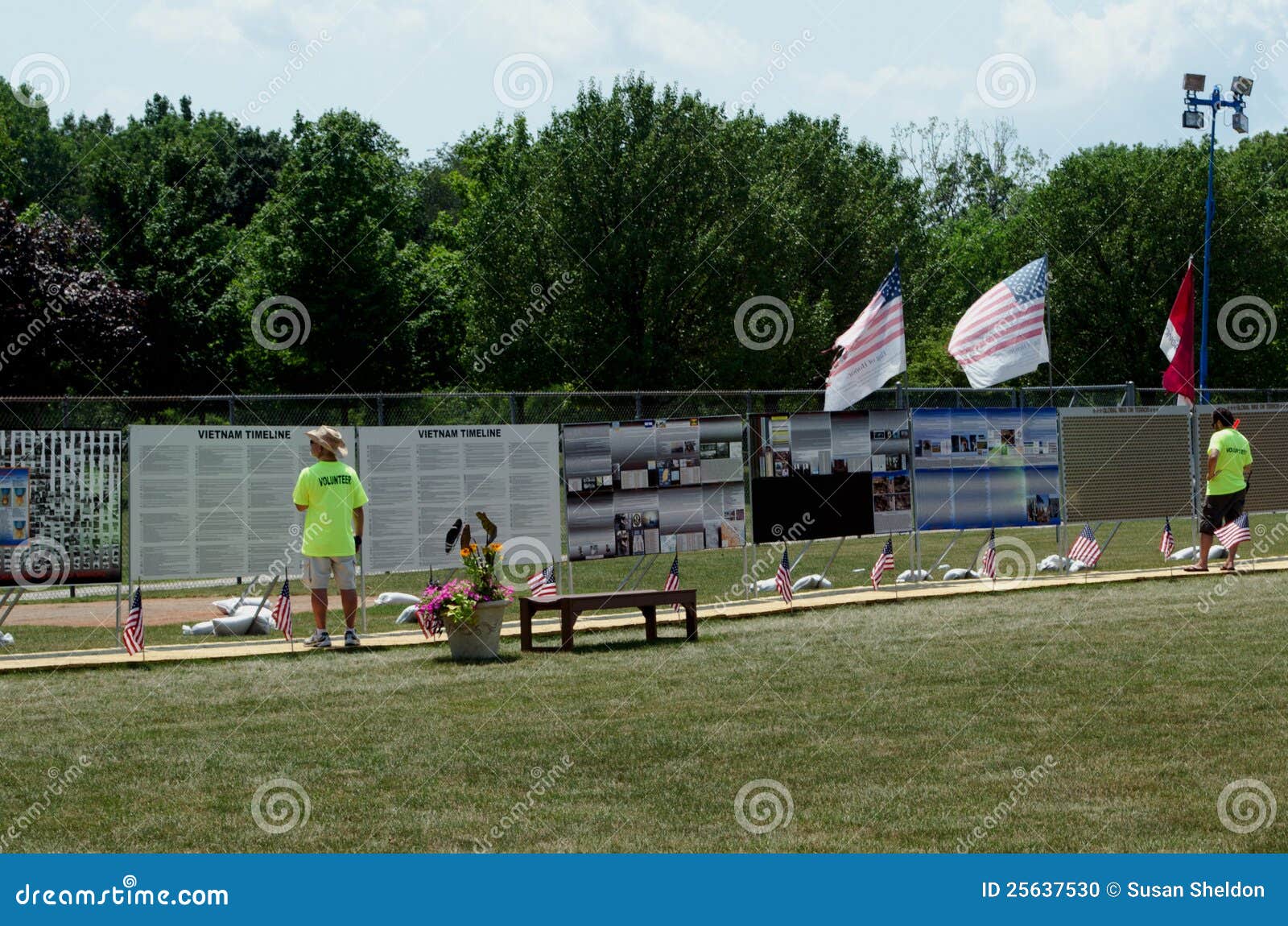 Informazioni al monumento di viaggio della parete del Vietnam. I volontari si levano in piedi pronti a rispondere alle domande al memoriale di viaggio della parete del Vietnam. questo tributo egualmente comprende i nomi di quelli persi nella guerra con terrore e più circa i militari e nella partecipazione degli S.U.A. alle azioni militari correnti e passate