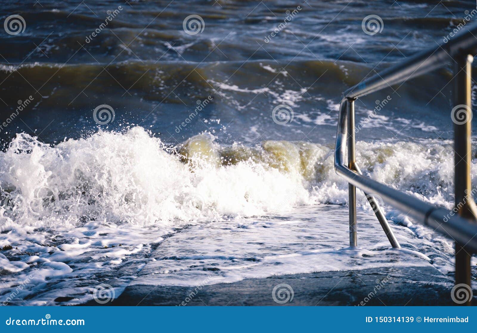 Ingang aan de Noordzee. Branding op een traliewerk die in de Noordzee tijdens een onweer leiden