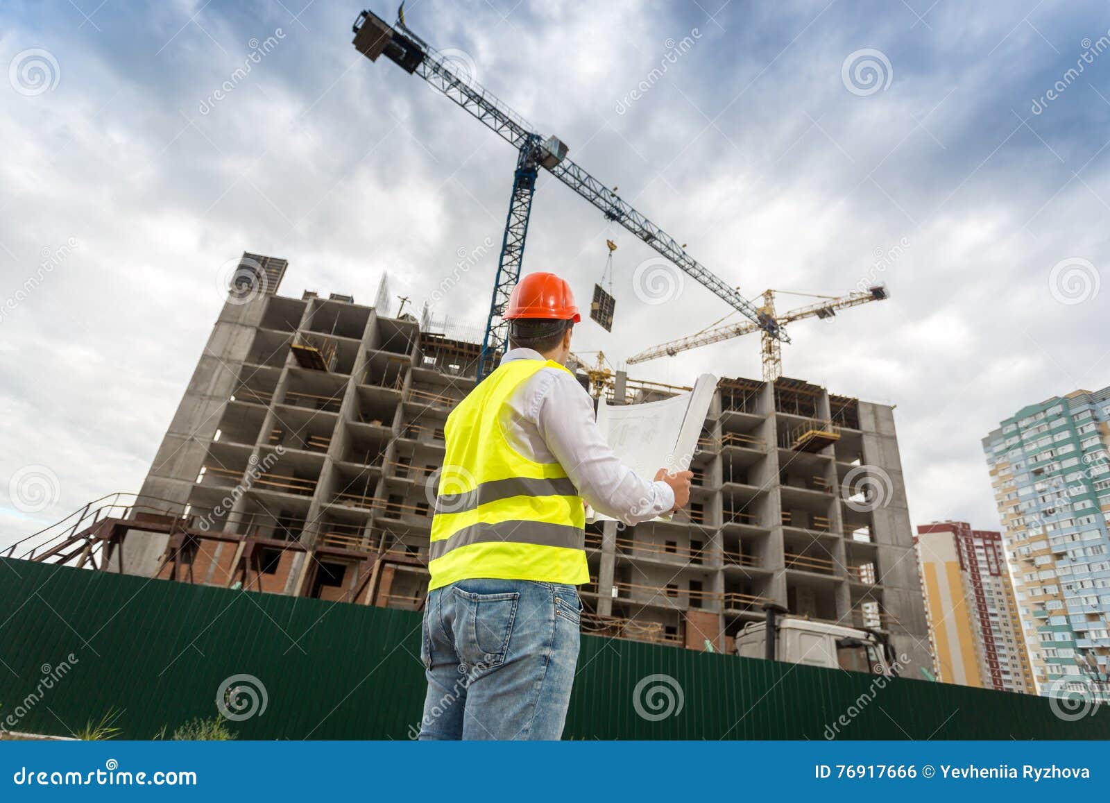 Ingenieur Die in Bouwvakker in Aanbouw De Bouw Bekijken Stock Foto ...