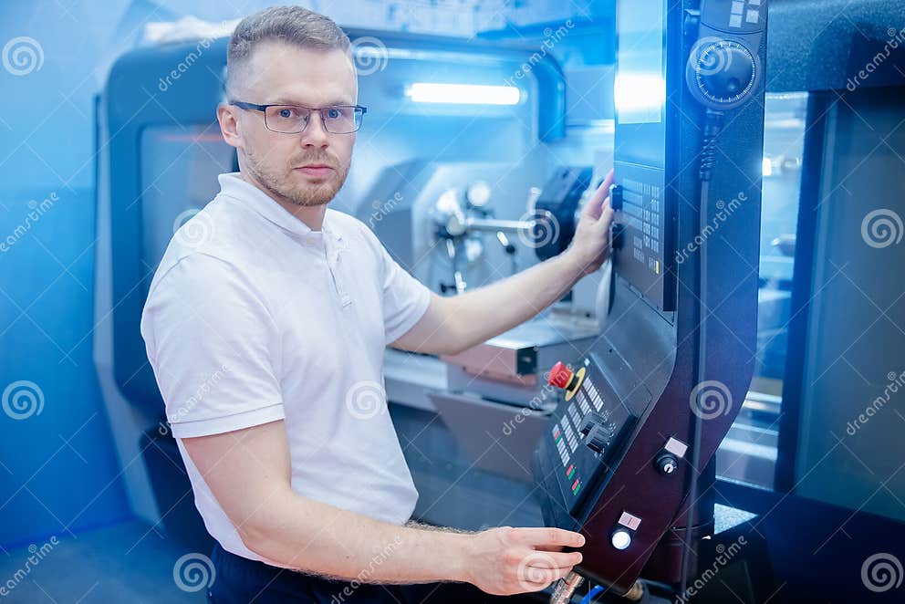 Ingenieur Jung Mann in Brille Betreibt Cnc Automatische Metallbearbeitungdrehmaschine Oder