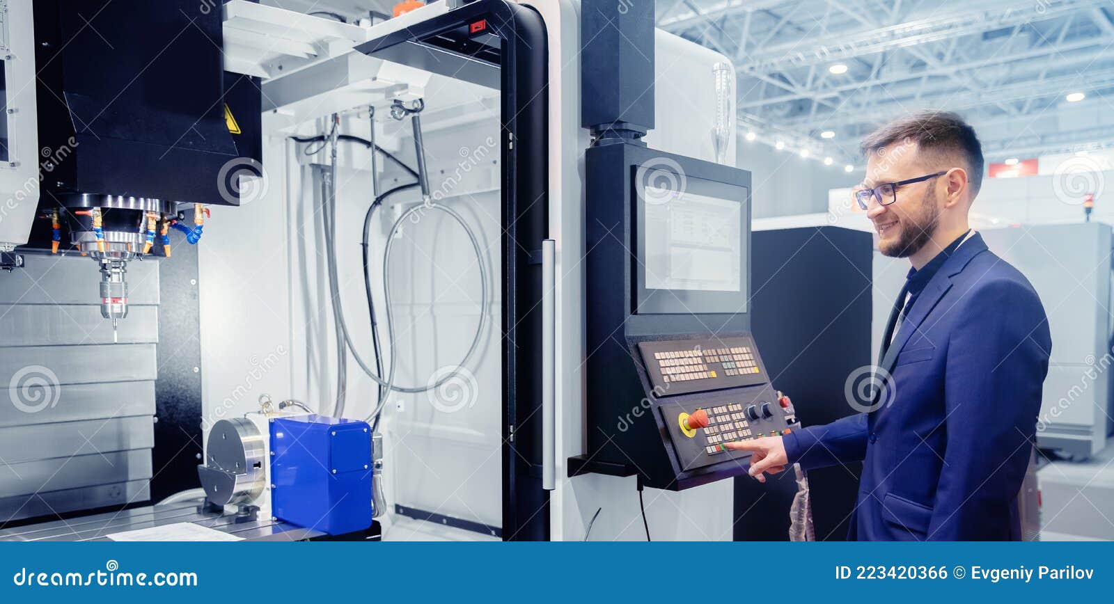 Ingenieur Jung Mann in Brille Betreibt Cnc Automatische Metallbearbeitungdrehmaschine Oder
