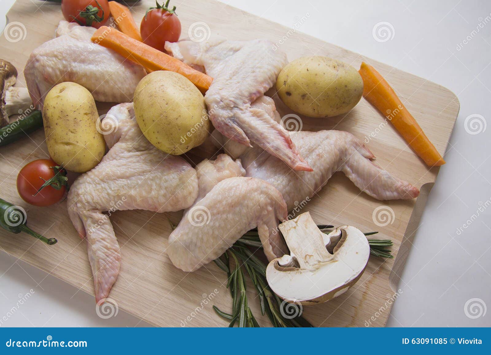 Ingredienti crudi del ragù. Ali di pollo pronte per il riempimento sul tagliere