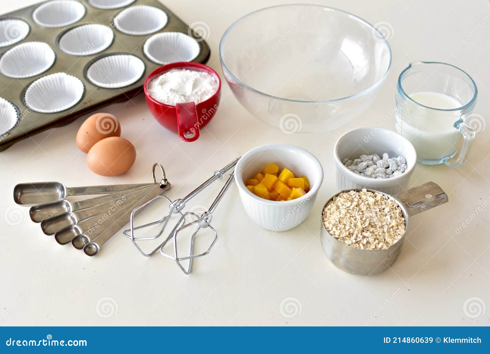 Ingredienti E Utensili Da Cucina E Ciotole Pronti Per La Cottura a Casa  Immagine Stock - Immagine di farina, cucina: 214860639