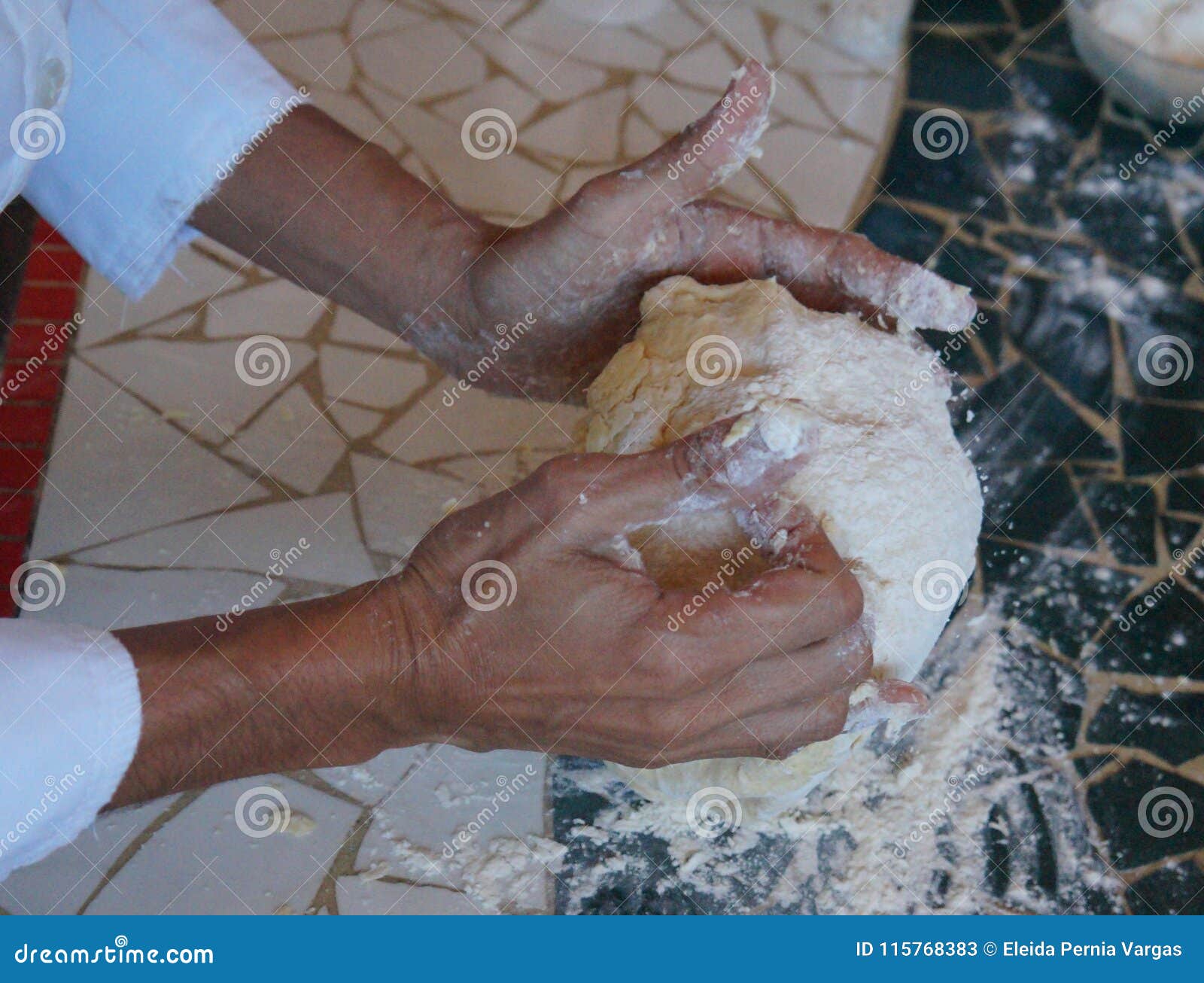 Ingredienti per produrre pane. Ingredienti per la fabbricazione pane e delle ciotole delle verdure grattate sulla tavola cuoco, mani, facenti i dolci