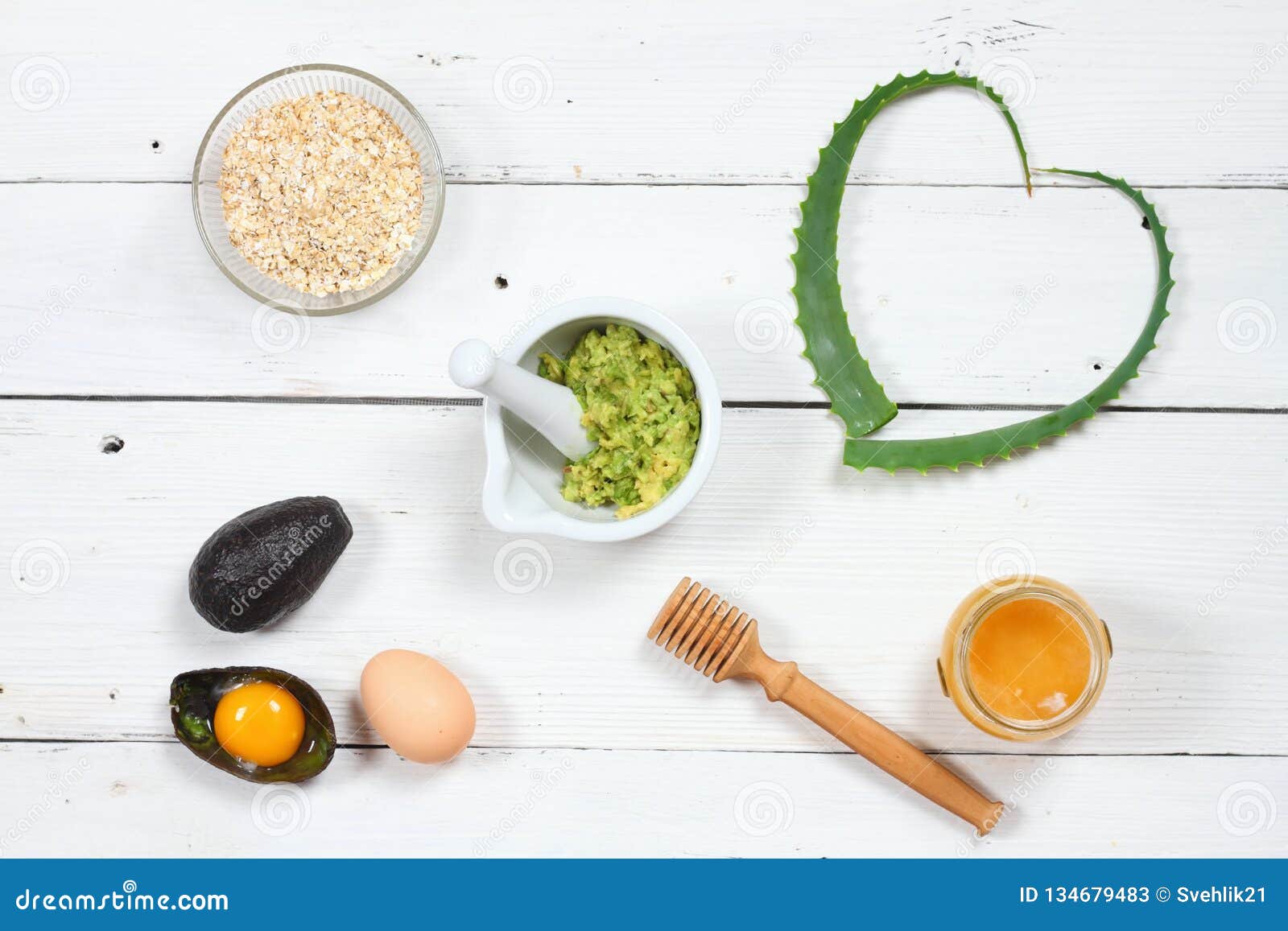 Ingredients for Face Mask; Avocado, Aloe Vera, Egg, Oatmeal, Honey Stock  Image - Image of face, leaf: 134679483