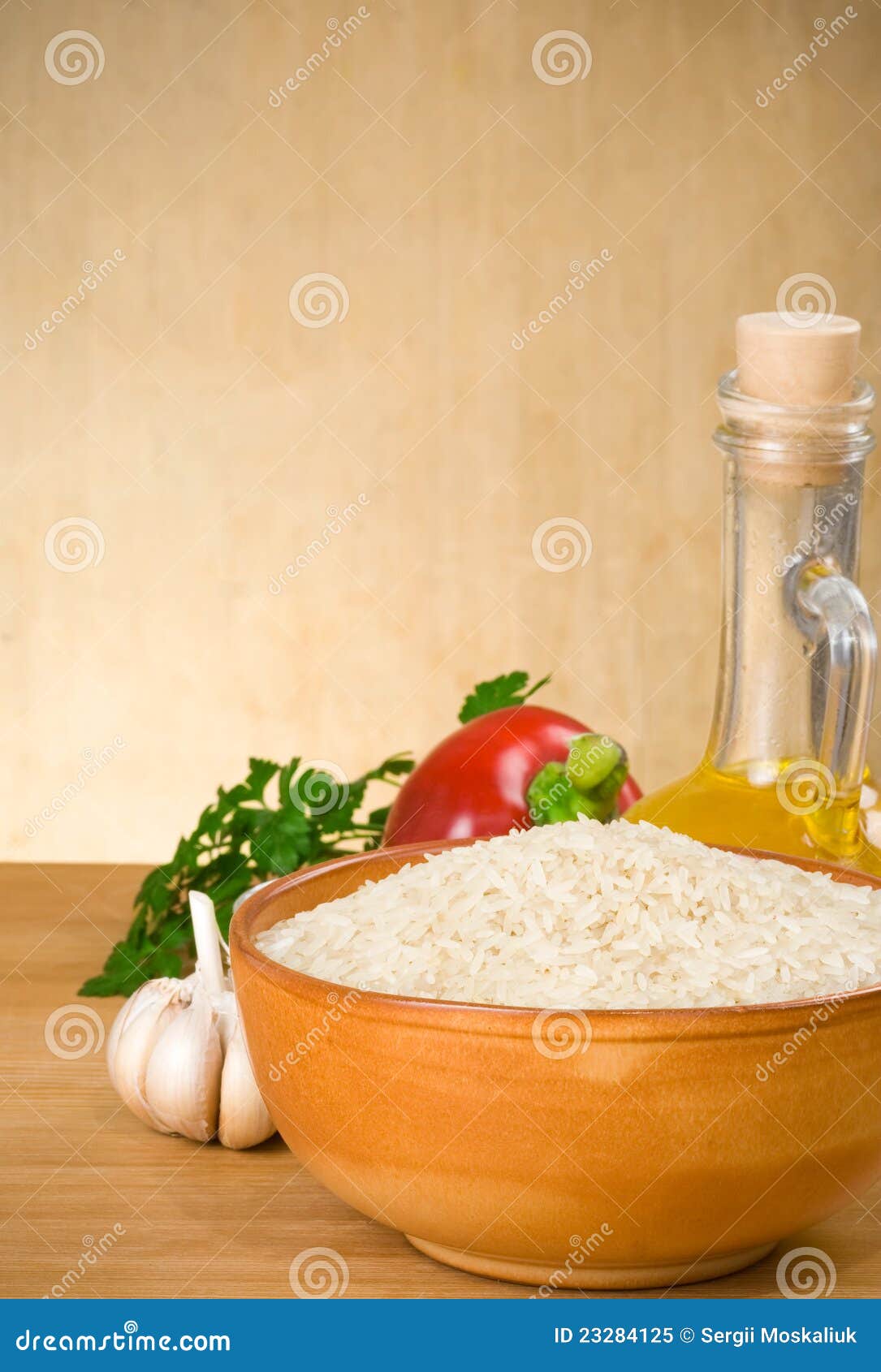 Ingrédient de riz et de nourriture sur le fond en bois
