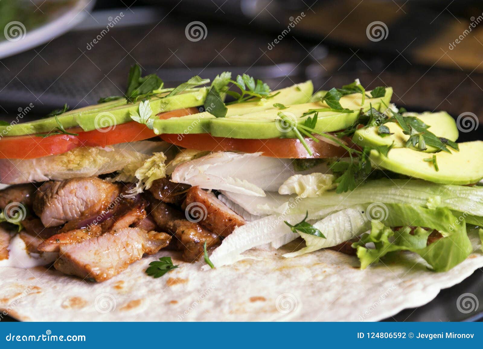 Ingrédients de tortilla légumes et viande sur la tortilla. Ingrédients de tortilla Viande et légumes coupés sur la tortilla de maïs