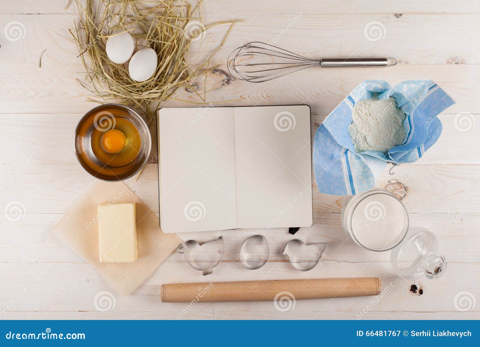 Ingrédients pour la pâte et la cuisson. Ingrédients pour la pâte avec un livre pour des recettes pour Pâques Outils d'oeufs, de farine, de beurre, de sucre et de cuisine sur un fond en bois blanc Fond rustique avec l'espace de texte libre Configuration plate