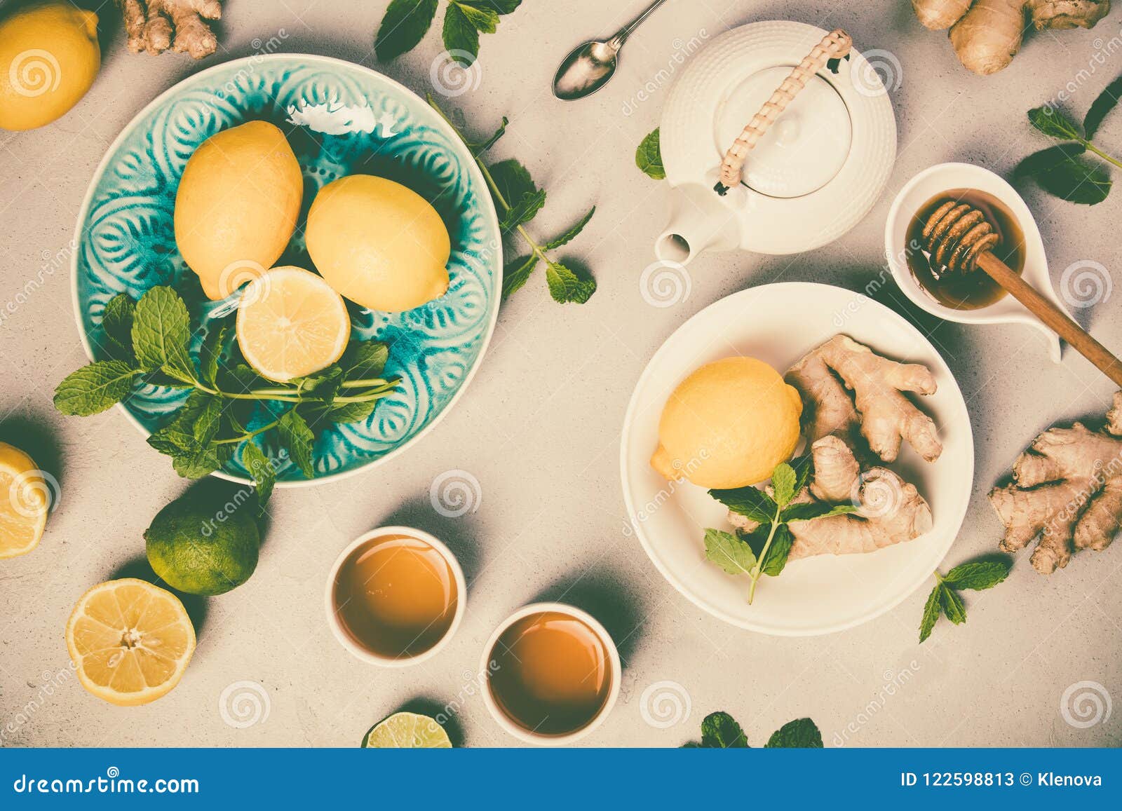 Ingwertee Mit Zitrone, Honig Und Minze Stockbild - Bild von blau ...