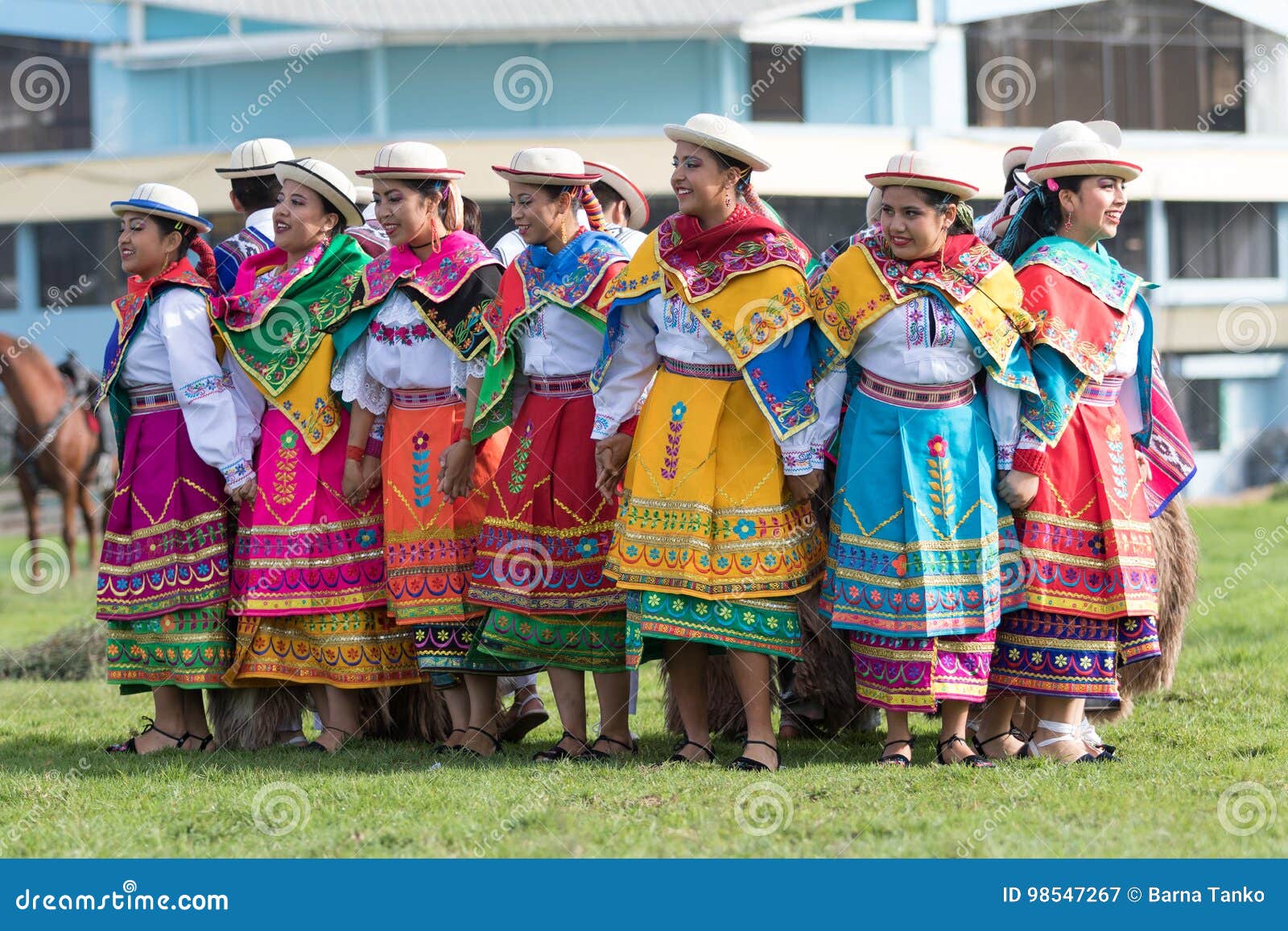 Cokes Buurt Krachtcel Inheemse Quechua Vrouwen in Kleurrijke Kleding Redactionele Fotografie -  Image of zuiden, inheems: 98547267