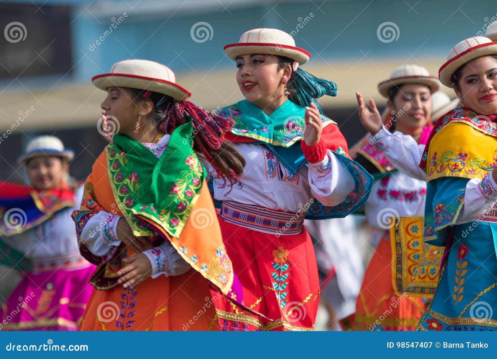 Veilig Conceit Samenwerken met Inheemse Quechua Vrouwen in Traditionele Kleding Redactionele Fotografie -  Image of uitvoeren, kleding: 98547407