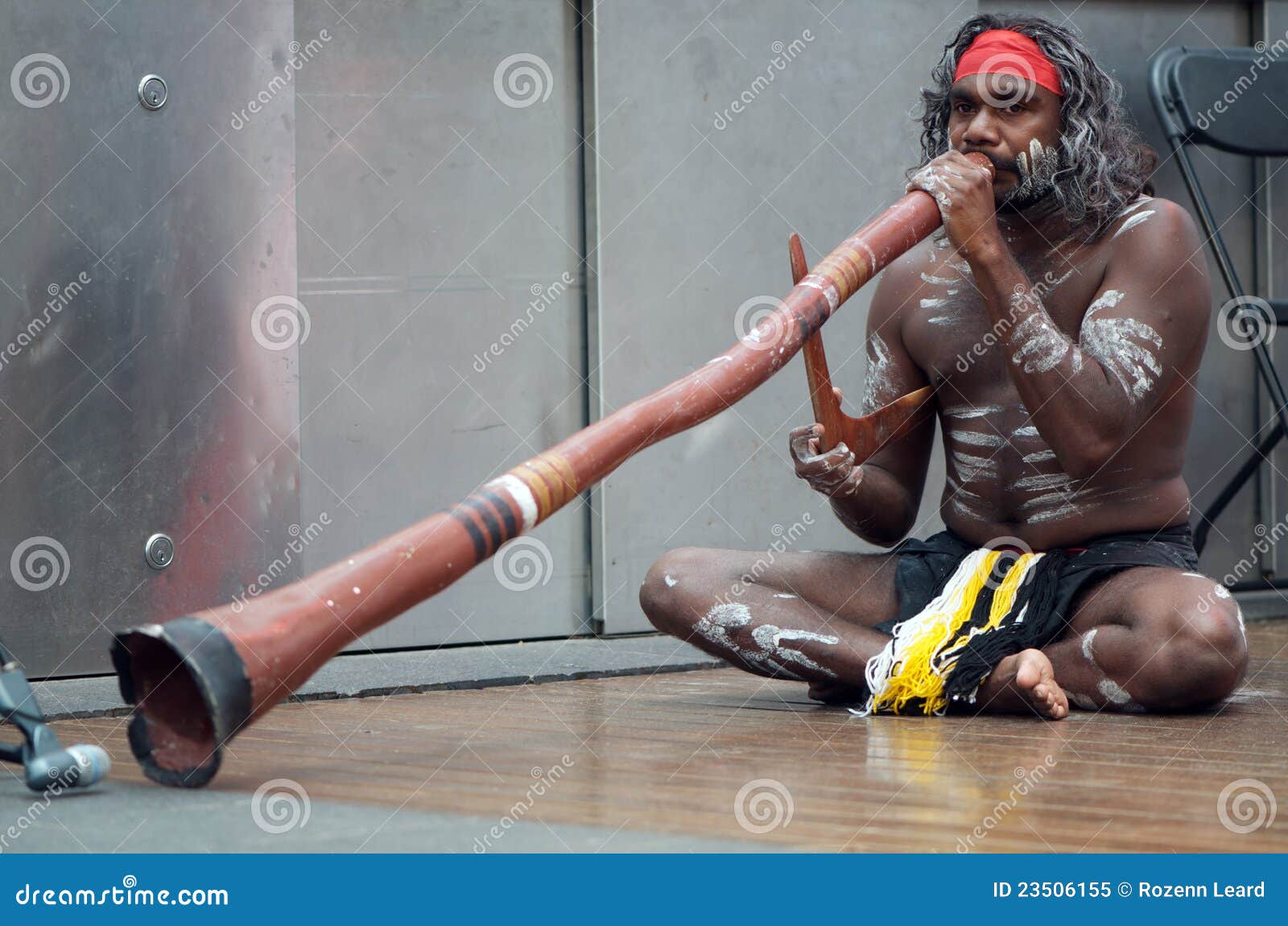 Inheemse Speler Didgeridoo redactionele afbeelding. Image of didgeridoo 23506155