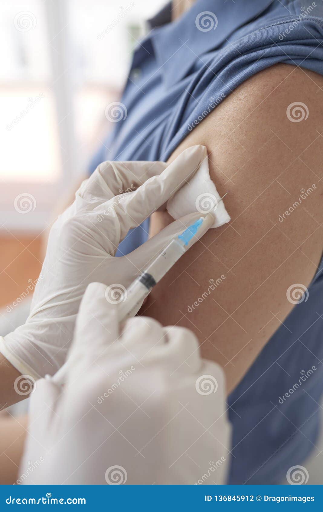 Injection intramusculaire photo stock. Image du mains 136845912