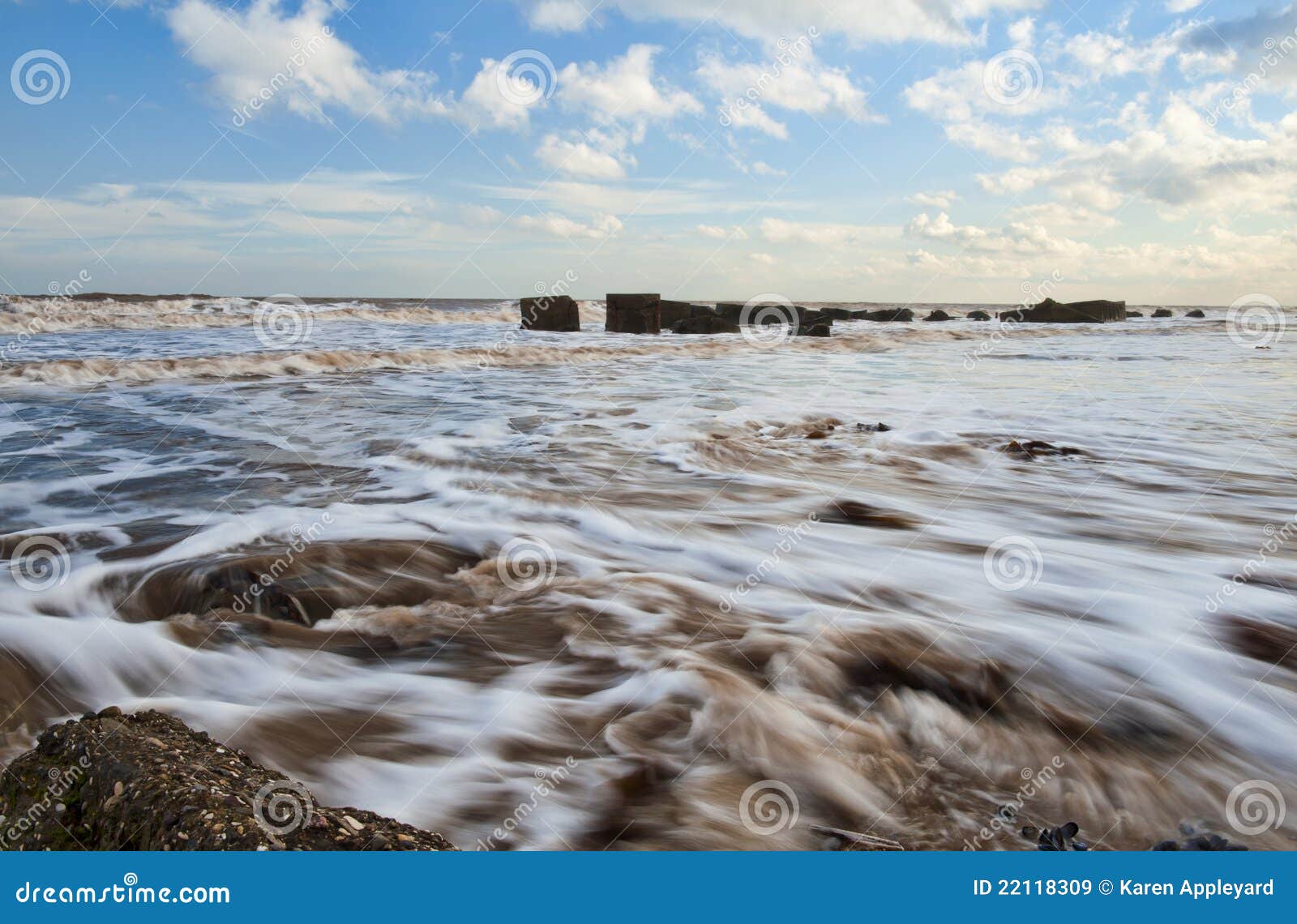 Inkomma tide. Sätta på land den inkomma oktober för östlig fraisthorpe tiden uk yorkshire