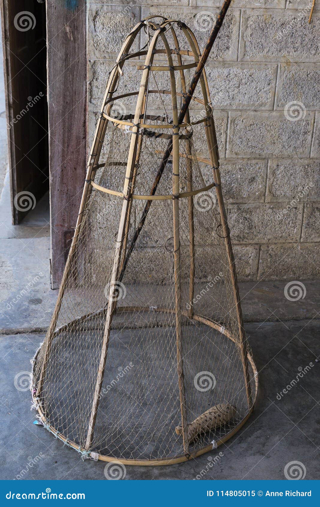 https://thumbs.dreamstime.com/z/inle-lake-traditional-conical-fishing-net-stick-wooden-fish-inle-lake-traditional-conical-fishing-net-stick-114805015.jpg