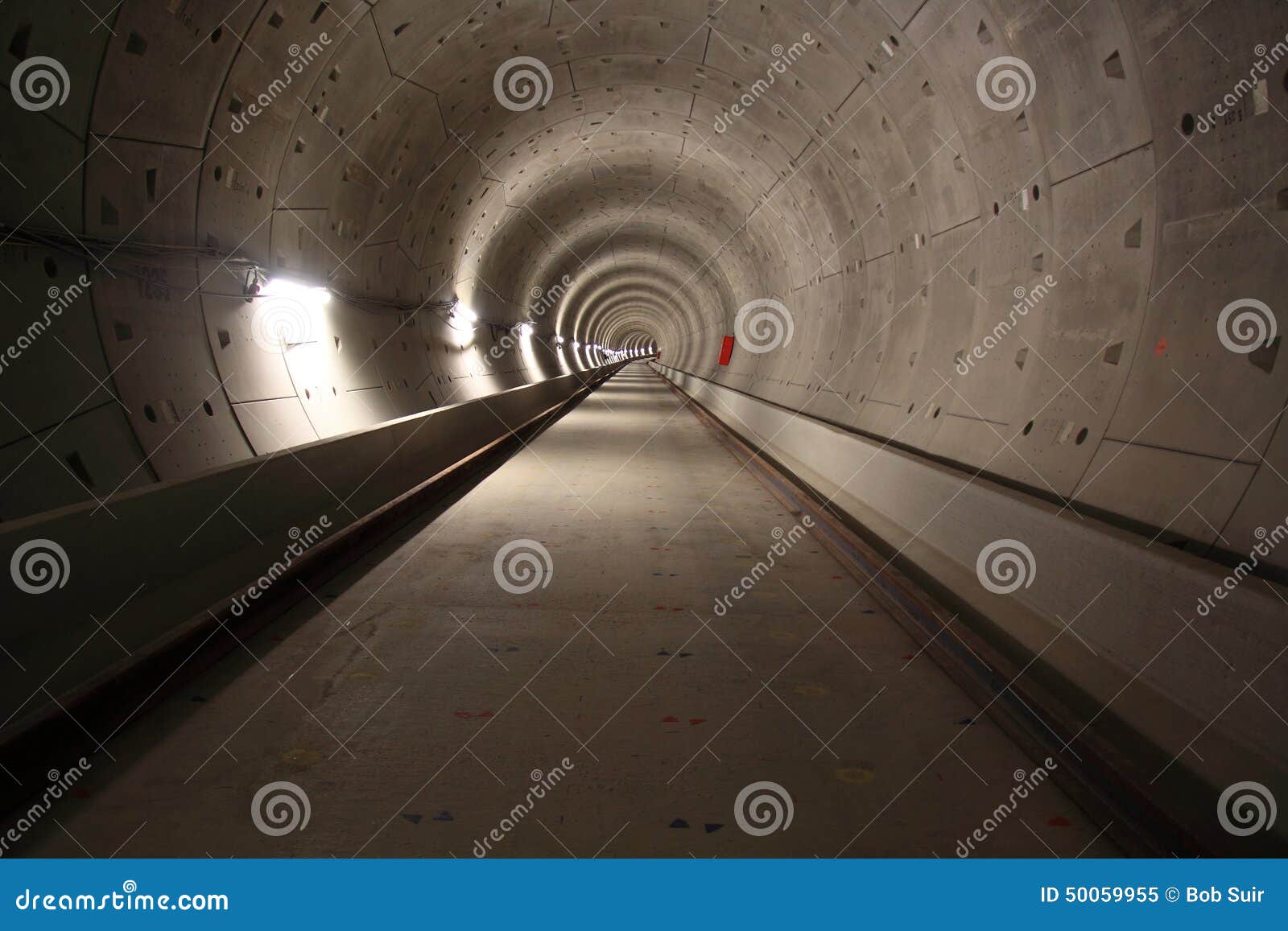 Innerer U-Bahntunnel. Betonröhrebau tief unter dem Boden für die neue U-Bahnverbindung zwischen dem Nord und Süd-Teil der niederländischen Stadt Amsterdam