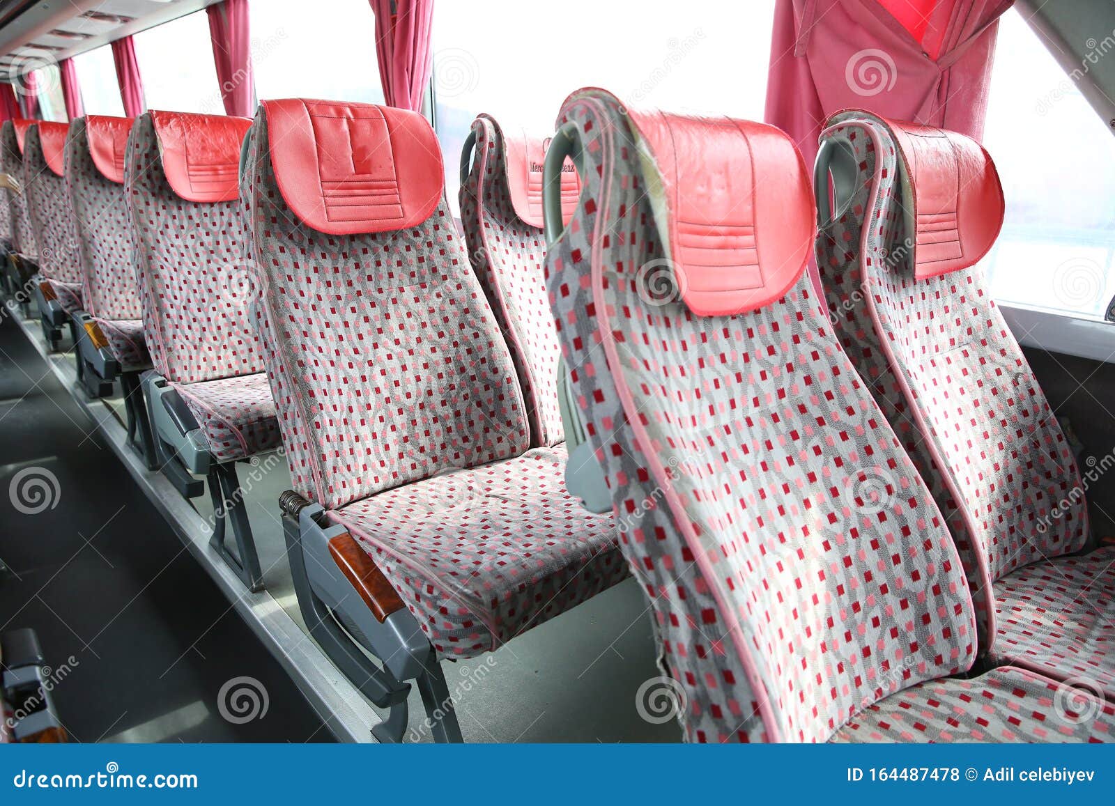 Inneres Des Neuen Modernen Busses Sicherheitsgurte Sitzplätze Im Inneren  Des Busses, Transport Und Komfortable Reisen Stockfoto - Bild von fahrt,  öffentlichkeit: 164487478