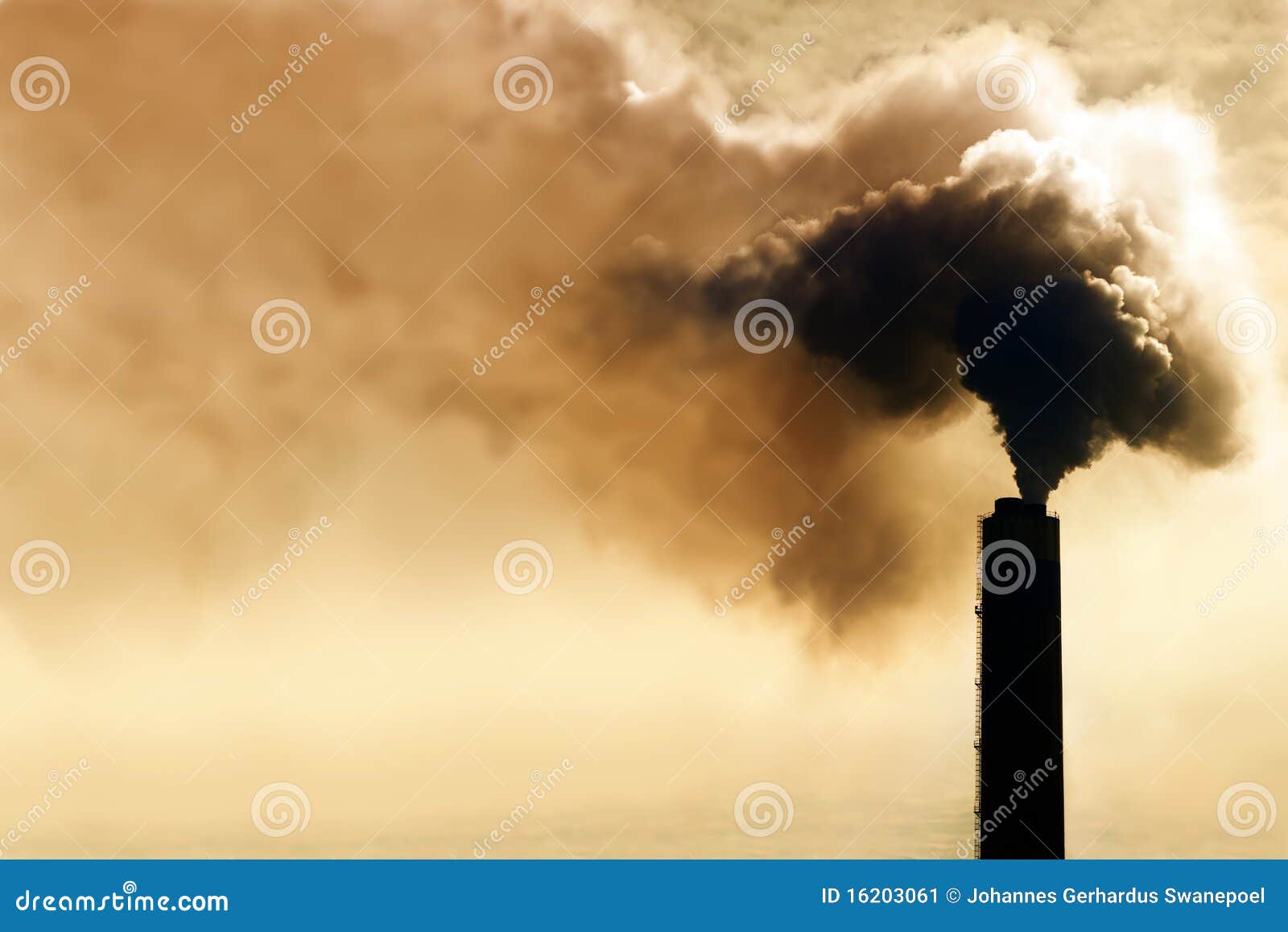 Inquinamento industriale. Fumo pesante dal camino industriale che inquina l'ambiente