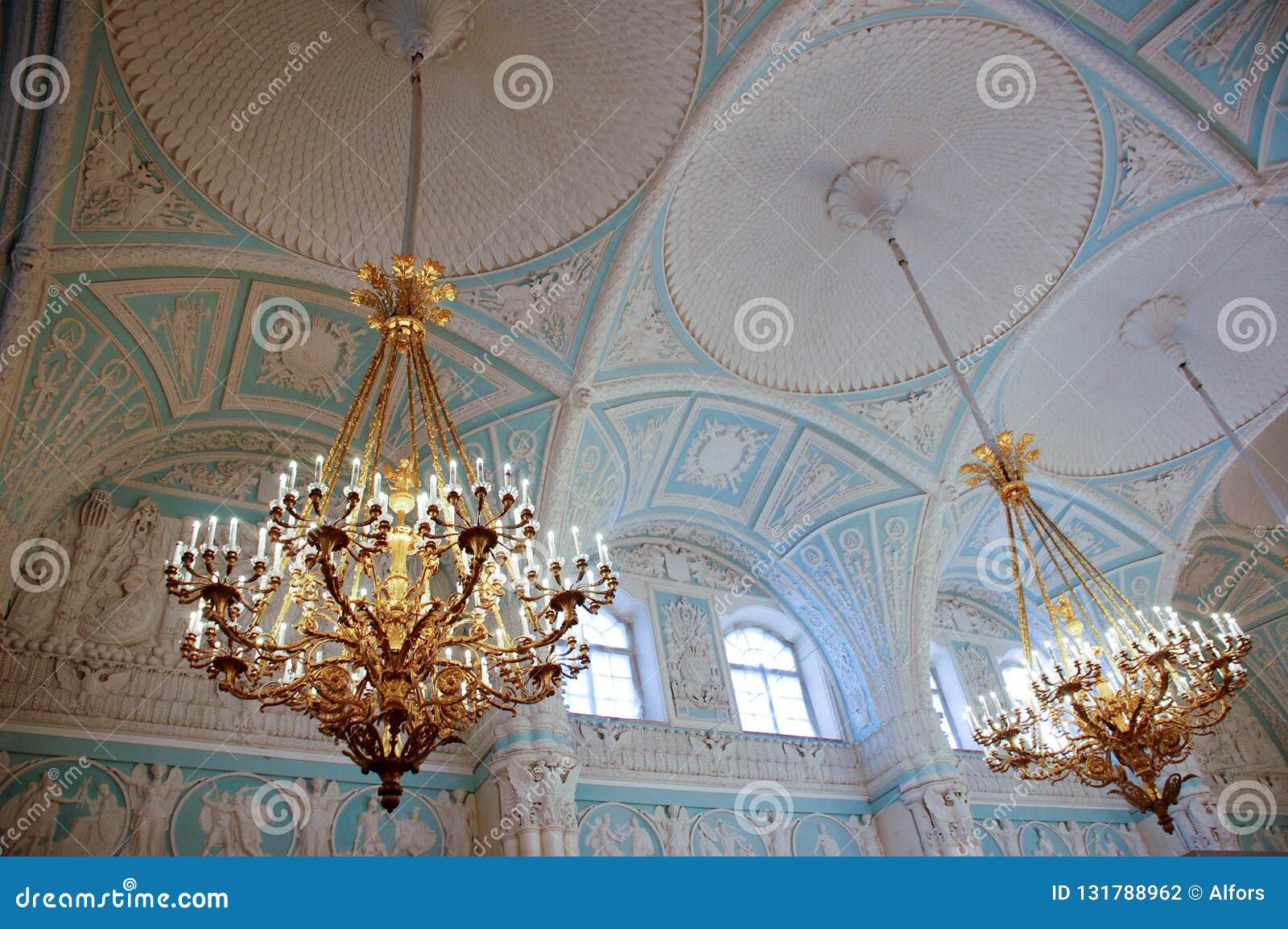 Inre av tillståndseremitboningmuseet eller vinterslotten, den tidigare uppehållet av ryska kejsare i St Petersburg, Ryssland -. Den berömda eremitboningen Ljuskronor och tak fotograferad närbild