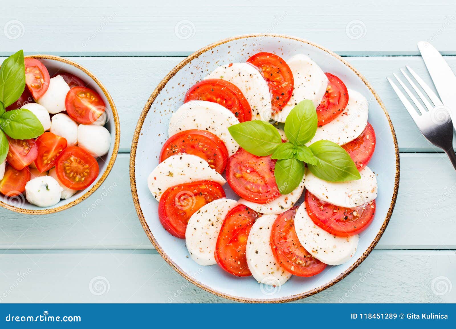 Insalata Caprese Classica Pomodori E Basilikum Della Mozzarella