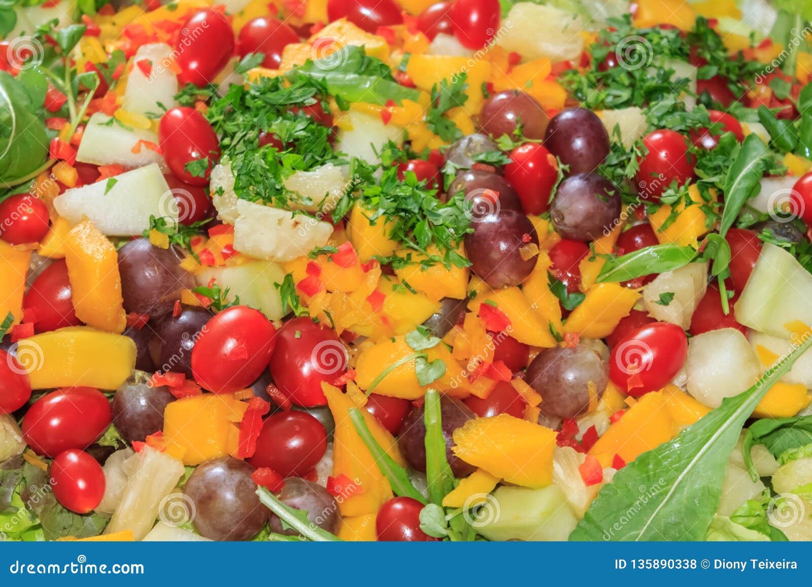 Insalata Deliziosa Delle Verdure E Della Frutta Lattuga, Pomodoro ...