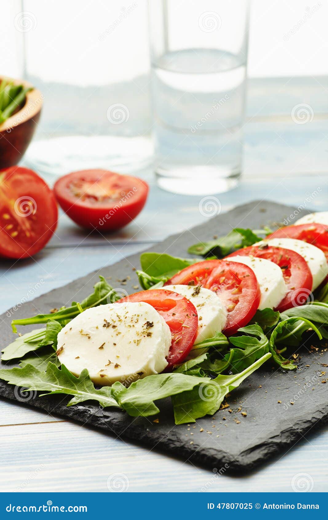 Insalata di Caprese immagine stock. Immagine di alimento 47807025