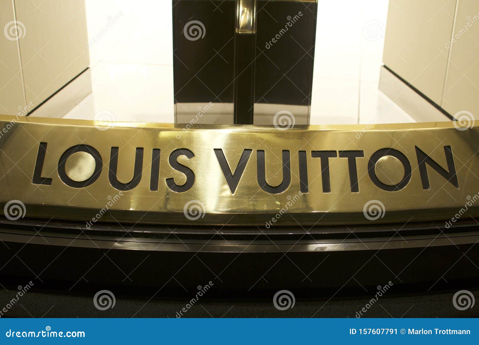InscripciÃ³n De Louis Vuitton En Una Placa De Metal Dorado Foto editorial -  Imagen de departamento, fachada: 157607791