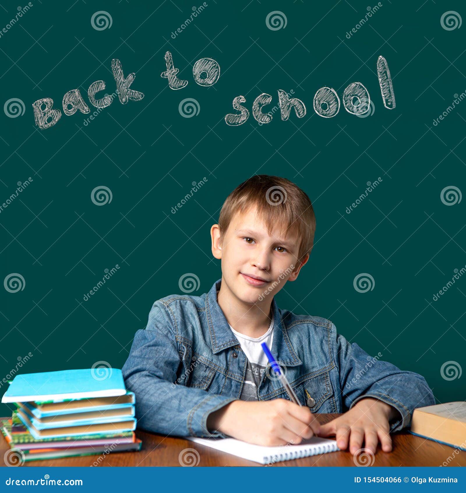 Большой мальчик правильно. Мальчишка с образованием. Правильный мальчик. Фото парней на фоне школы. Ученик на фоне зеленой доски.