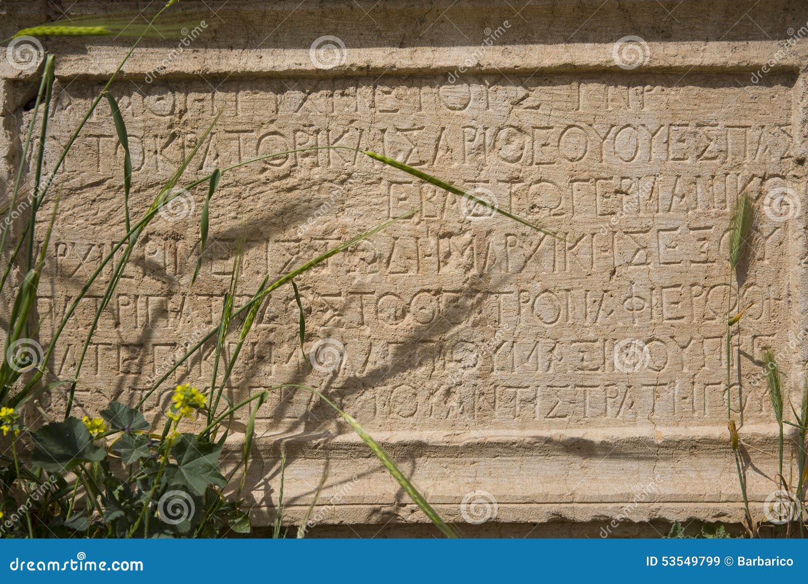 Inscrição romana. Roman Inscription no anfiteatro próximo de pedra em Gerasa (Jerash)