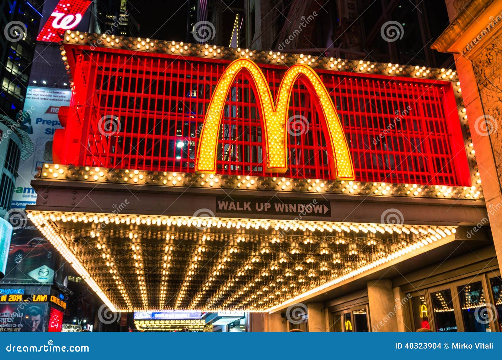 Insegna al neon illuminata di Mc Donalds. NEW YORK - 22 NOVEMBRE 2013. insegna al neon illuminata con la m. di fama mondiale che rappresenta McDonalds lungo la quarantaduesima via in Times Square. La società è stata fondata nel 1940 a San Bernardino, la California.