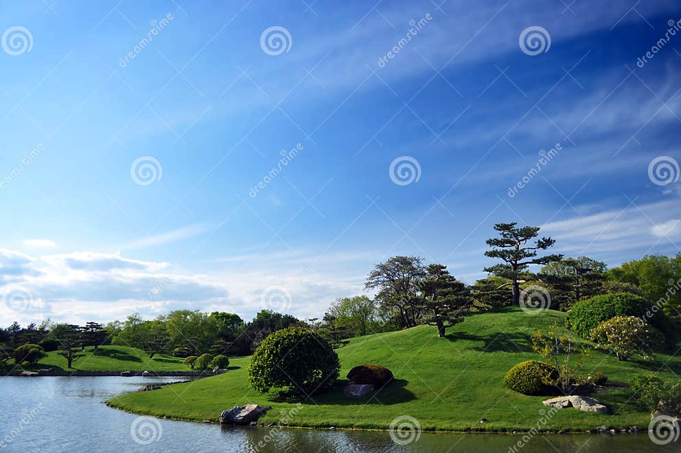 Insel Im Teich Mit Der Asiatischinspirierten Landschaftsgestaltung