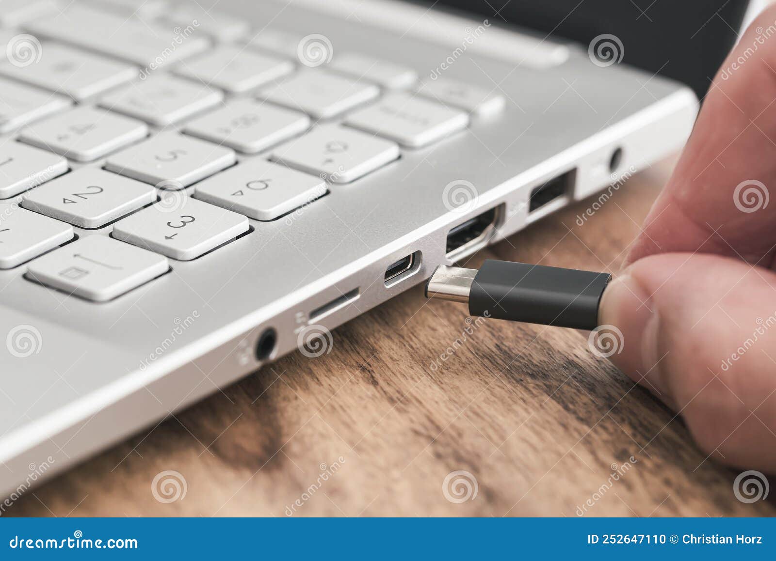 insert usb type c plug into laptop