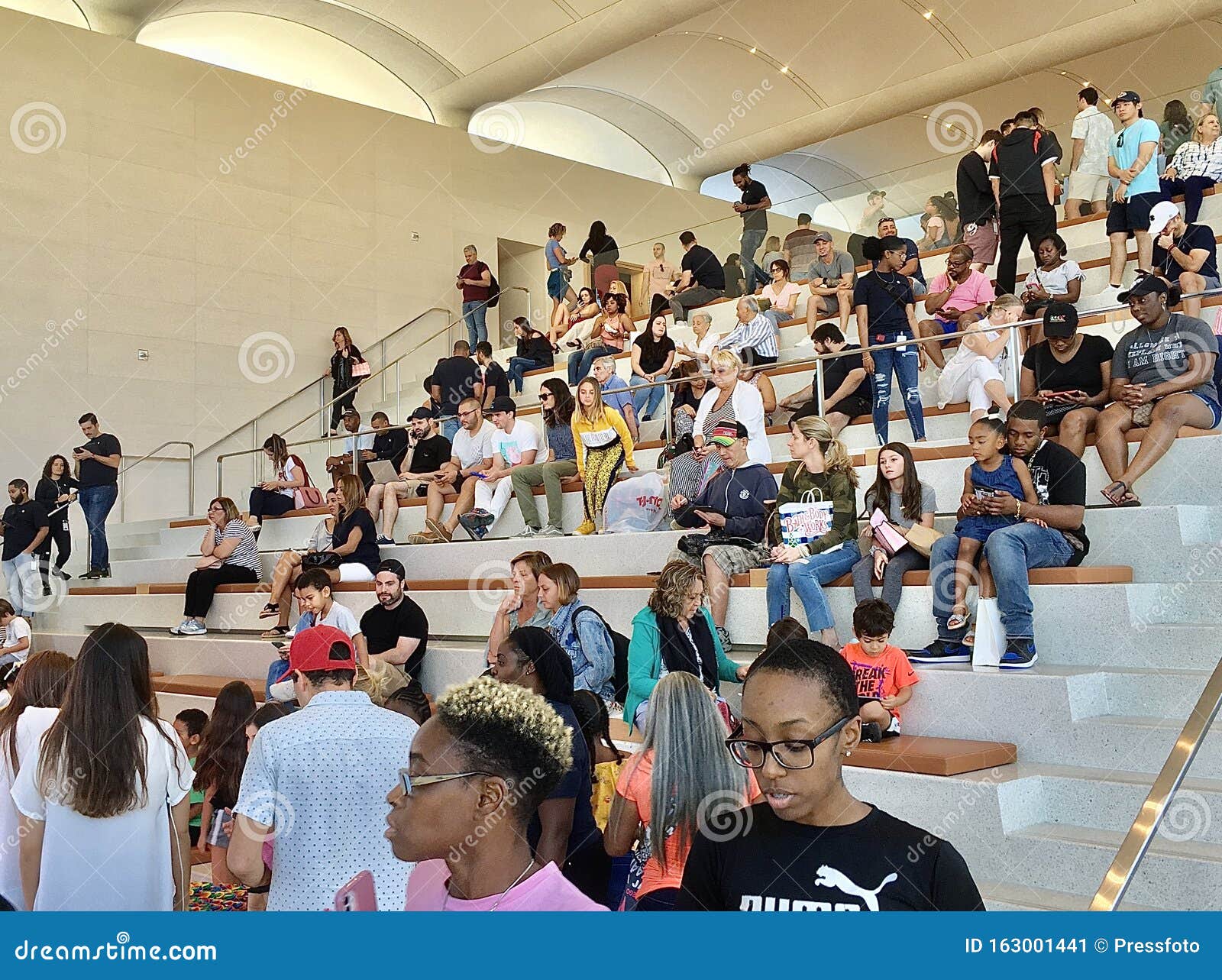 Apple Store in Aventura, Florida Editorial Photo - Image of macbook, company: 163001826