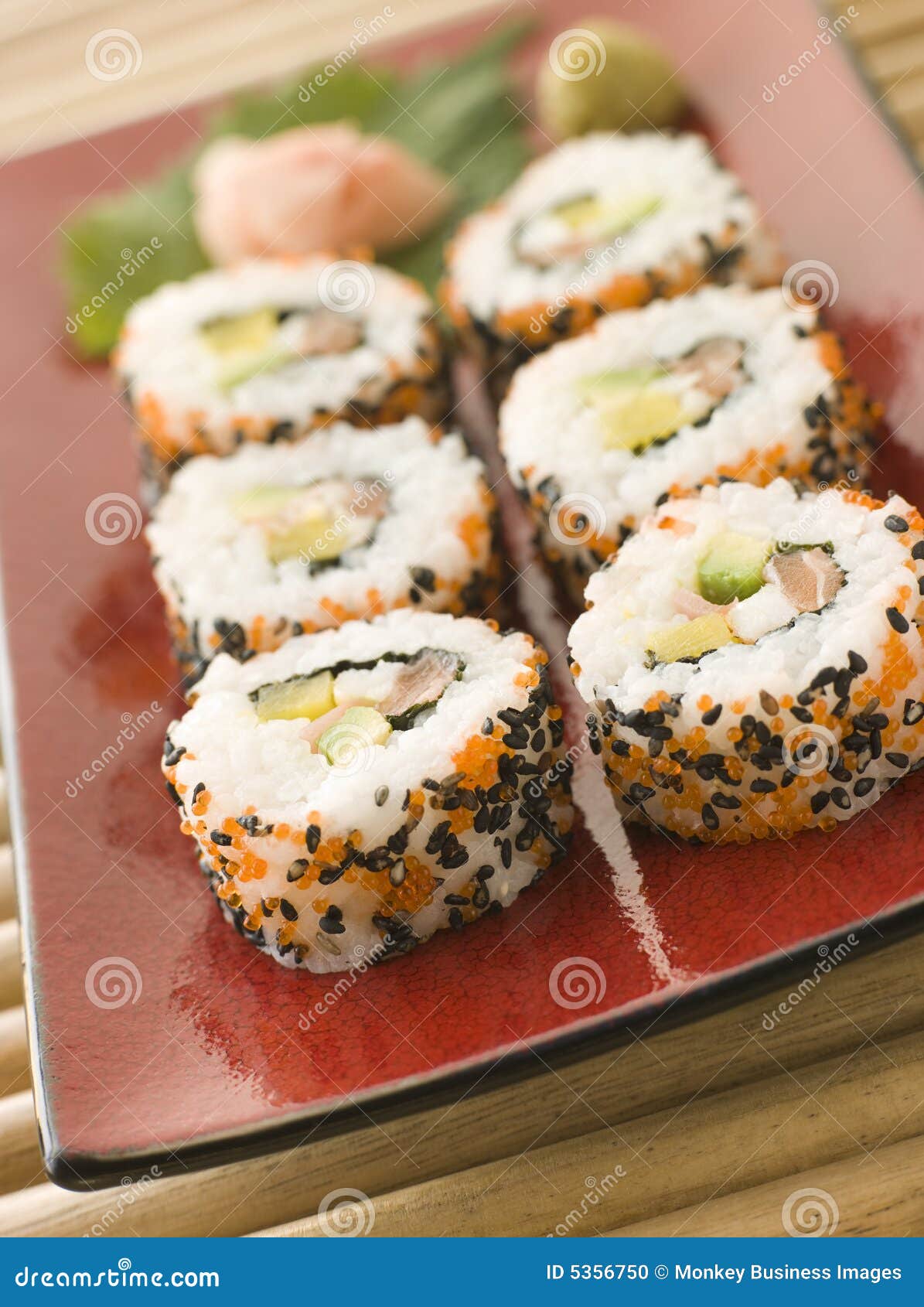 Inside-out sushi Rolls. Zolla Inside-out dei sushi Rolls decorato con i semi di sesamo e delle uova