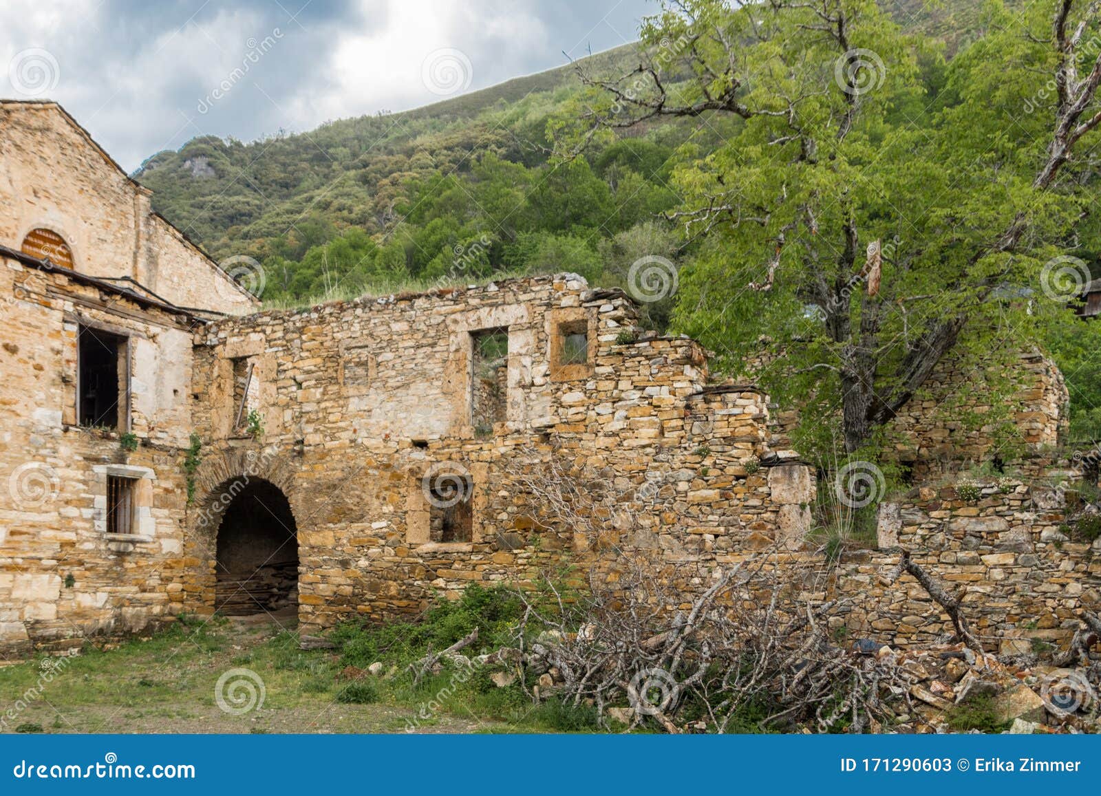 inside view of an old monastery, made of stone and without a roof.