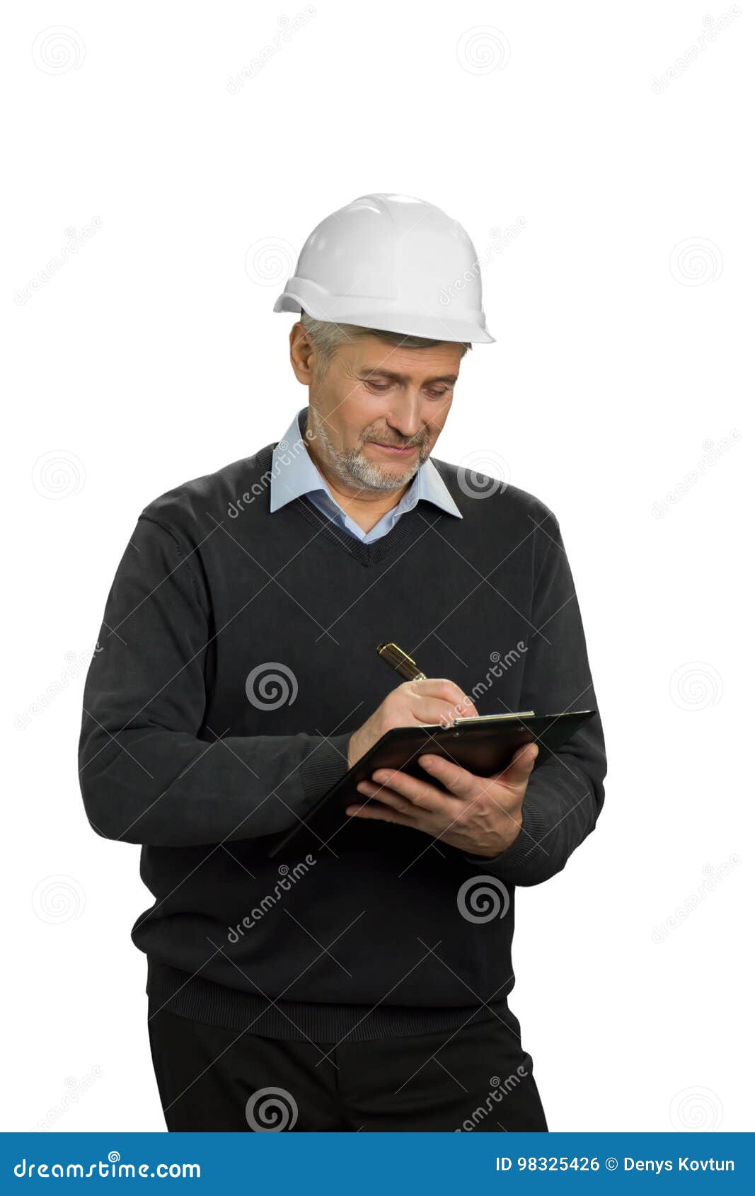 Inspector de construcción que comprueba el objeto Escritura madura del ingeniero en el tablero, fondo blanco