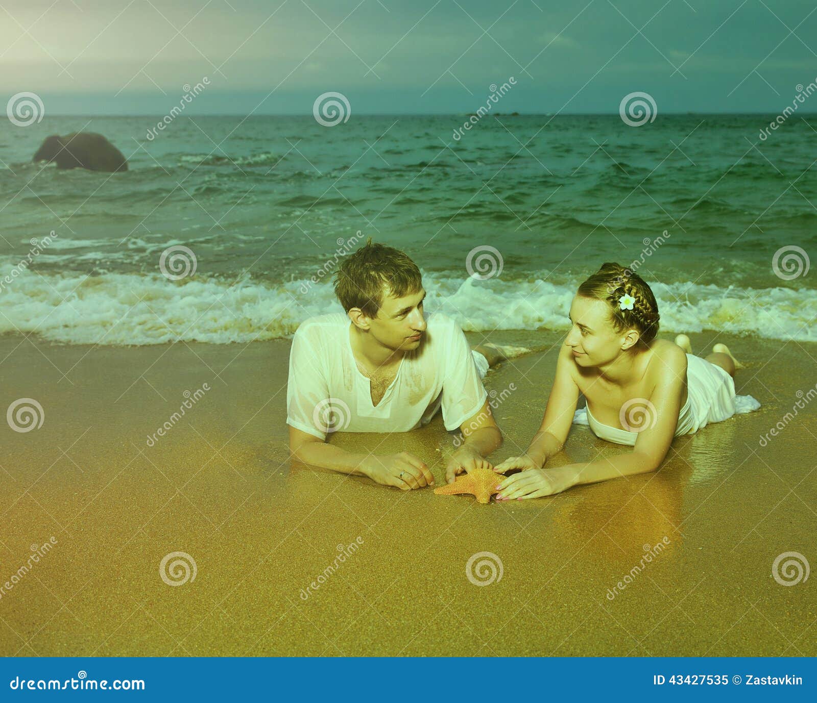 Instagram colorized pares del vintage en el retrato de la playa. Instagram colorized el retrato al aire libre del vintage de pares románticos jovenes en la ropa blanca del algodón en la playa de la isla de Phuket, Tailandia