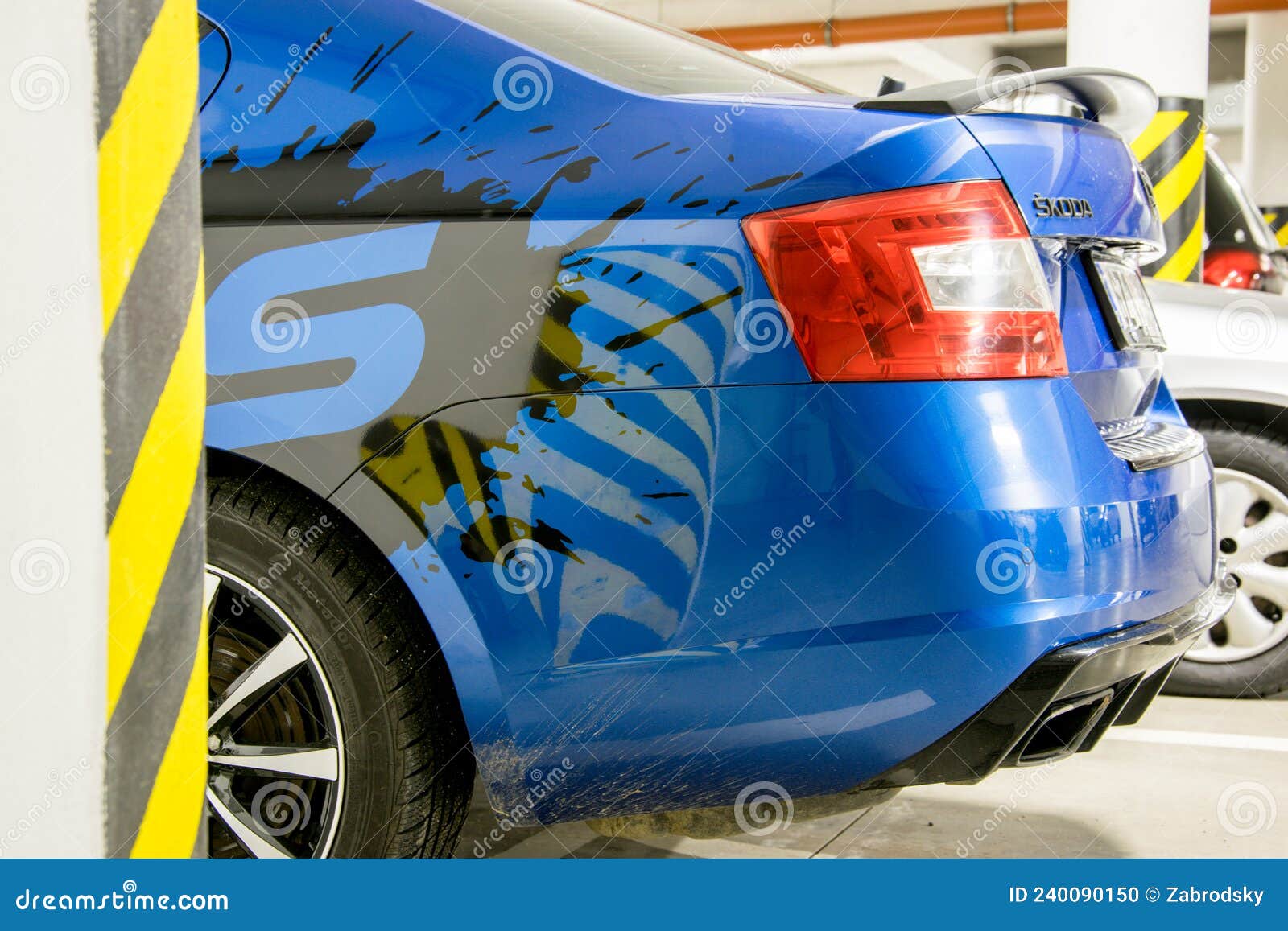 Instalación De Pegatinas De Brillo De Vinilo Negro En Un Lado De Un Coche  Deportivo Azul Estacionado En Un Garaje. Imagen editorial - Imagen de  automotor, moderno: 240090150