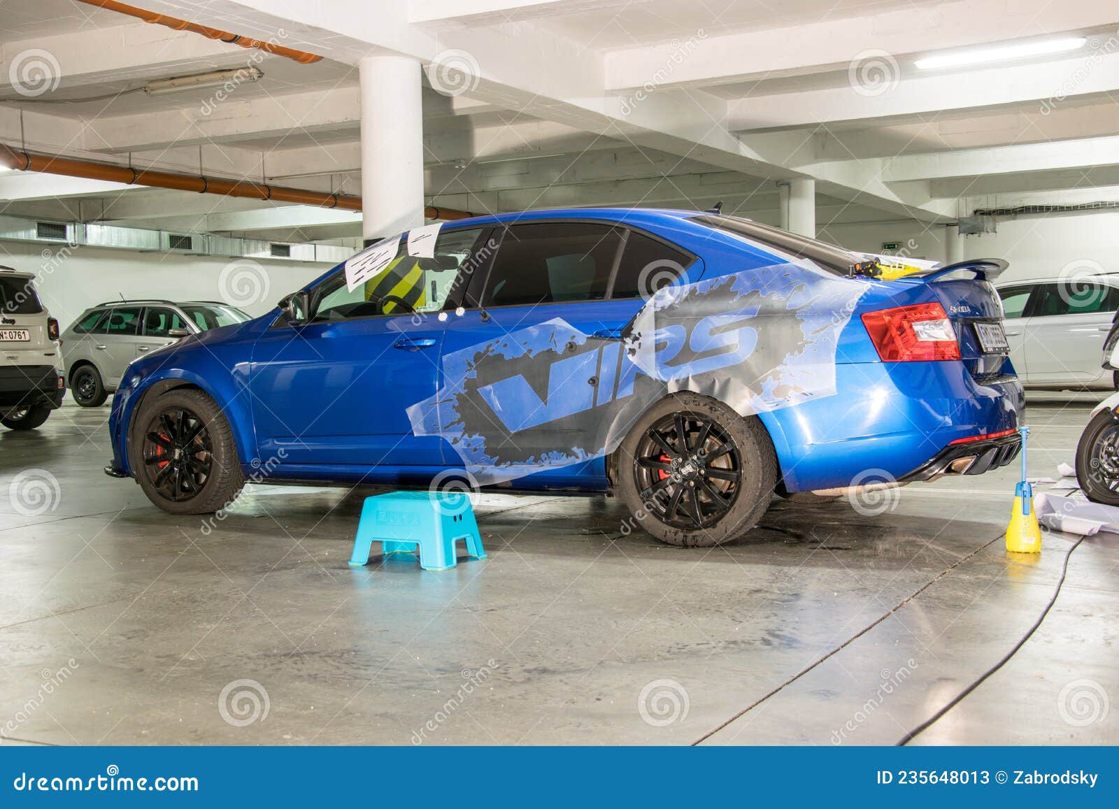 Instalación De Pegatinas De Brillo De Vinilo Negro En Un Lado De Un Coche  Deportivo Azul Estacionado En Un Garaje. Foto de archivo editorial - Imagen  de raza, rueda: 235648013