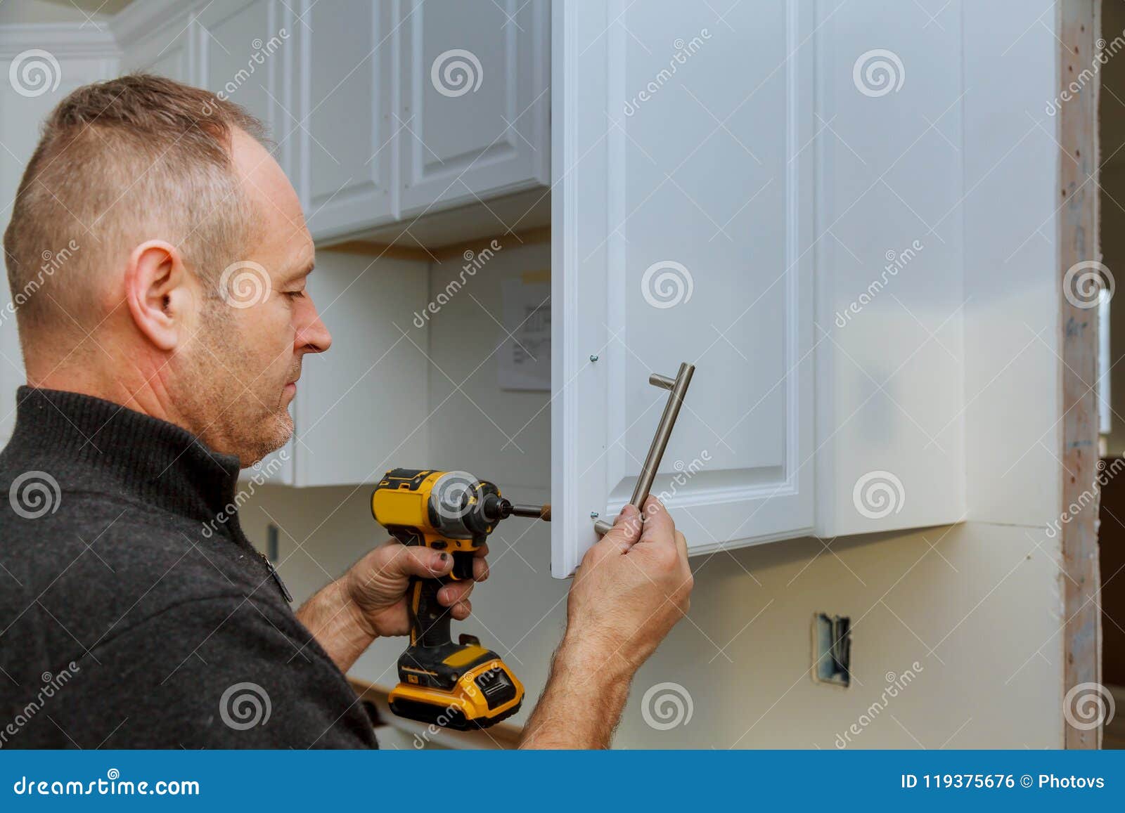 Instalación De Tiradores De Puerta En Los Armarios De Cocina Con