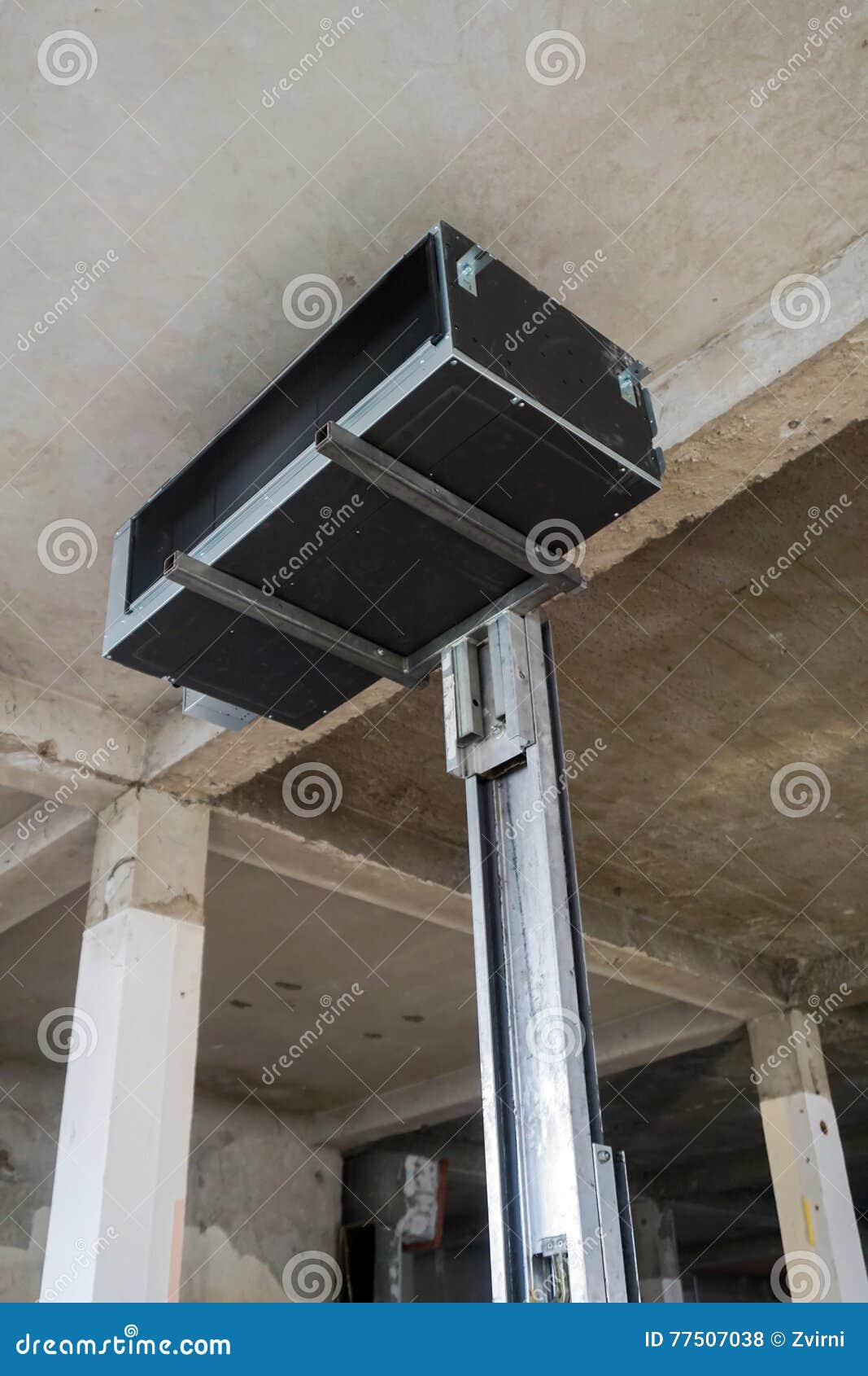 Instalación De La Unidad Interior Del Conducto Foto de archivo - Imagen