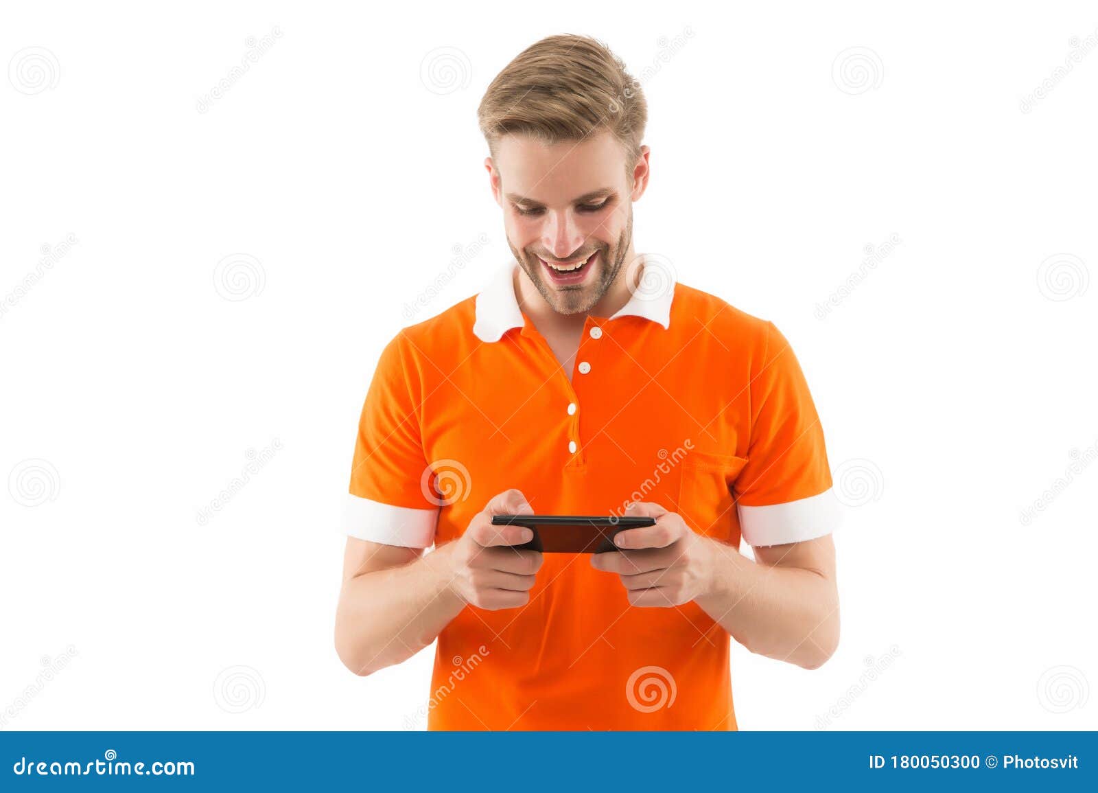 Instalando o jogo jogos emocionantes reparo de celular homem bonito feliz  segura celular 5g conexão rápida estilo de vida móvel tecnologia de  telefonia móvel amante de tecnologia navegando na internet baixar  aplicativo